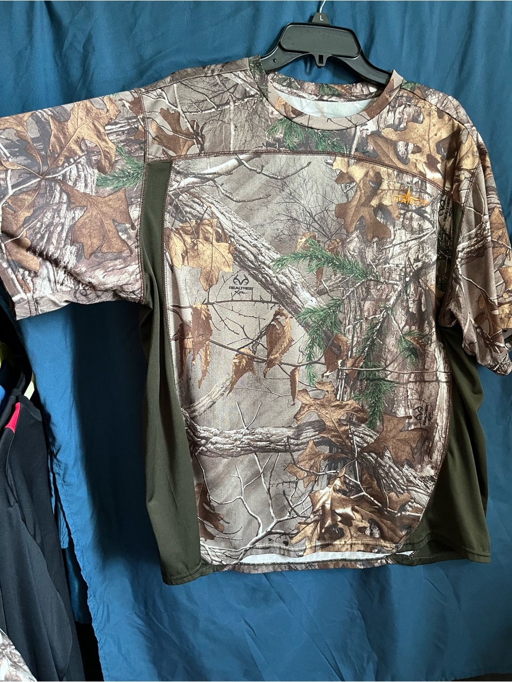 Realtree Camo Short-Sleeve Hunting Tee with Olive Panels